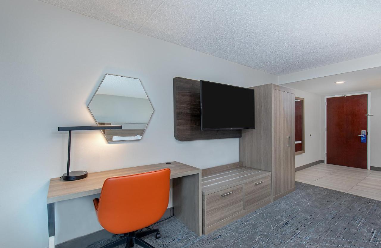 Holiday Inn Express & Suites Columbus At Northlake By Ihg Exterior foto
