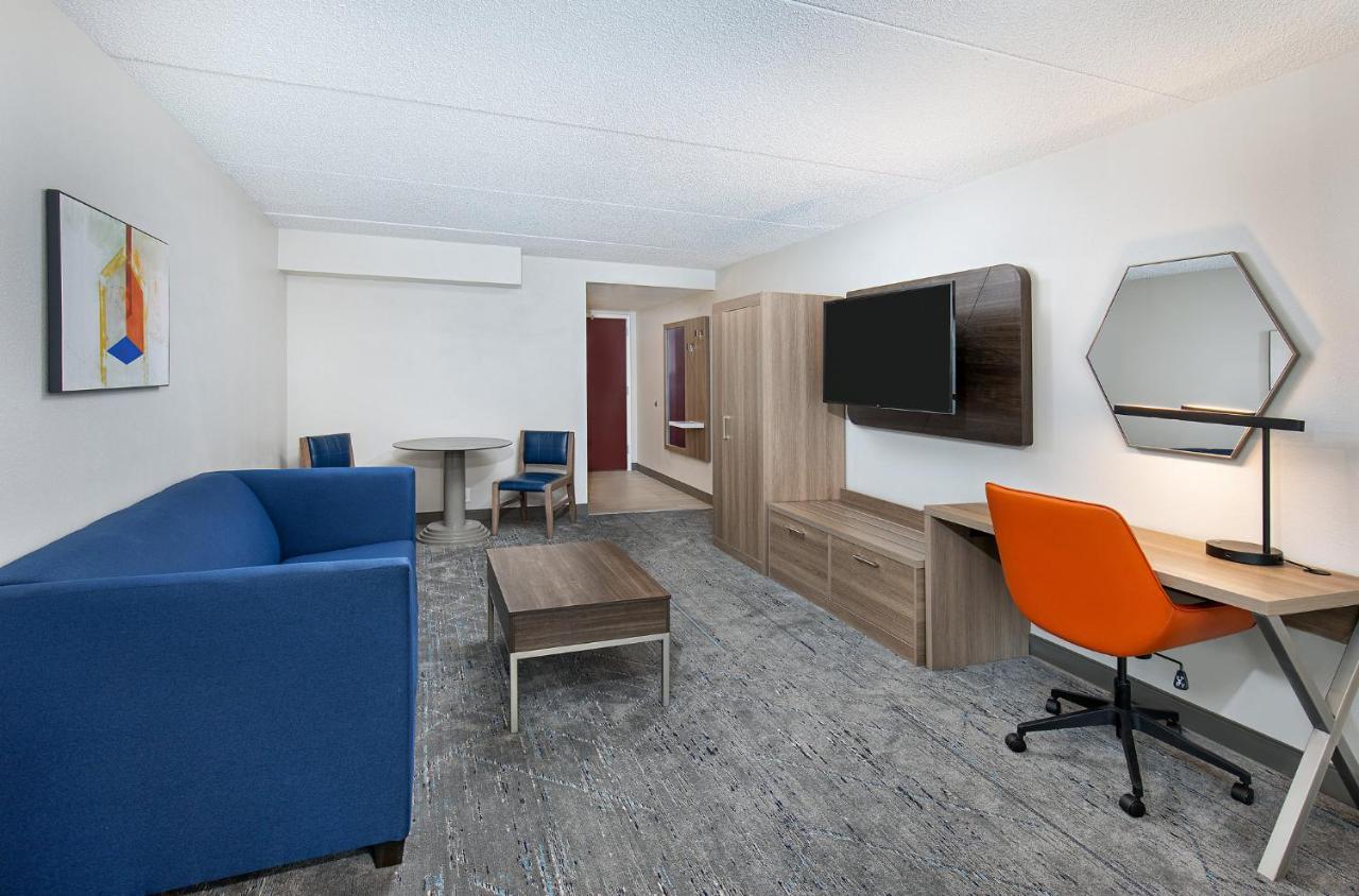 Holiday Inn Express & Suites Columbus At Northlake By Ihg Exterior foto