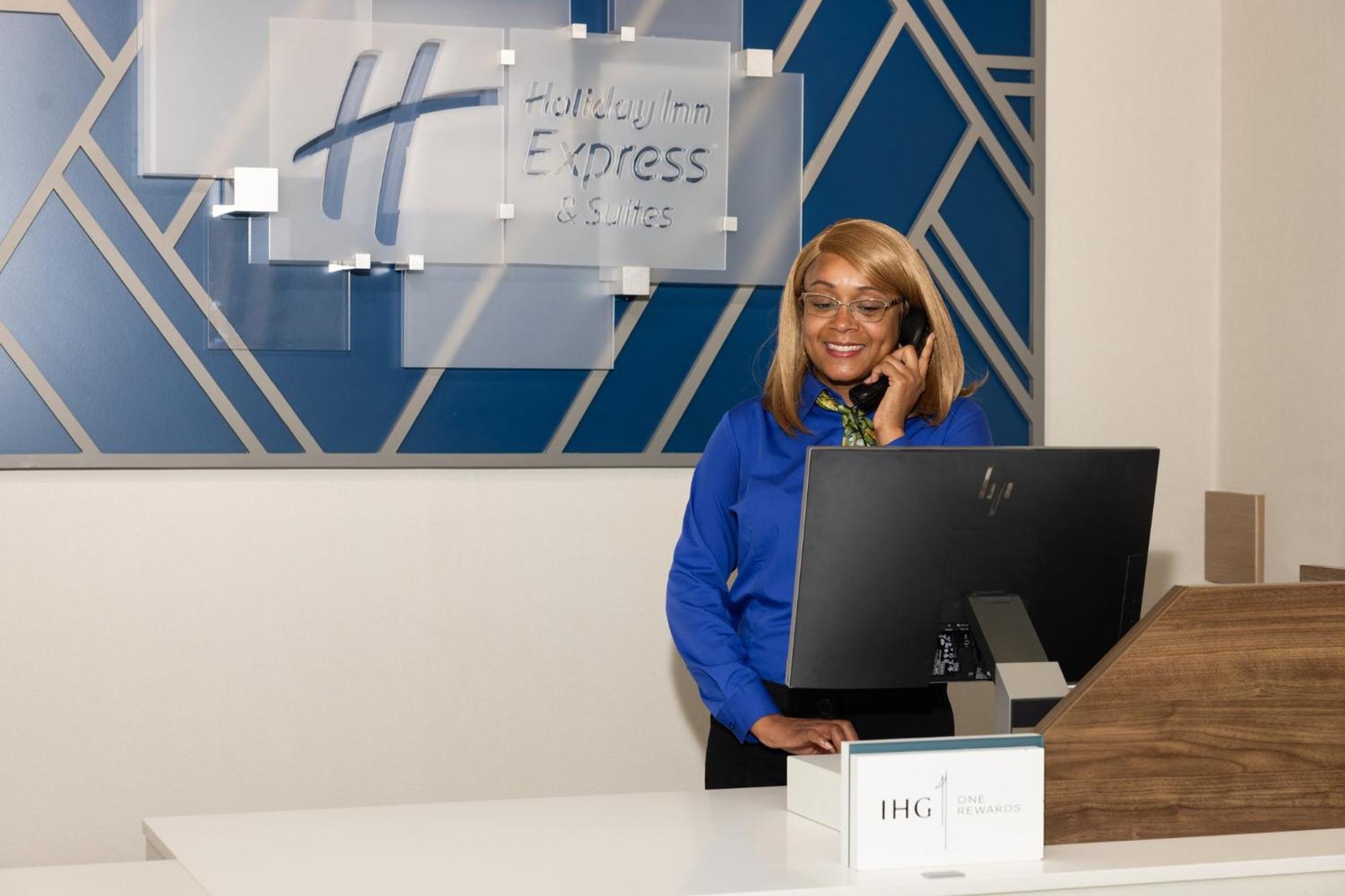 Holiday Inn Express & Suites Columbus At Northlake By Ihg Exterior foto