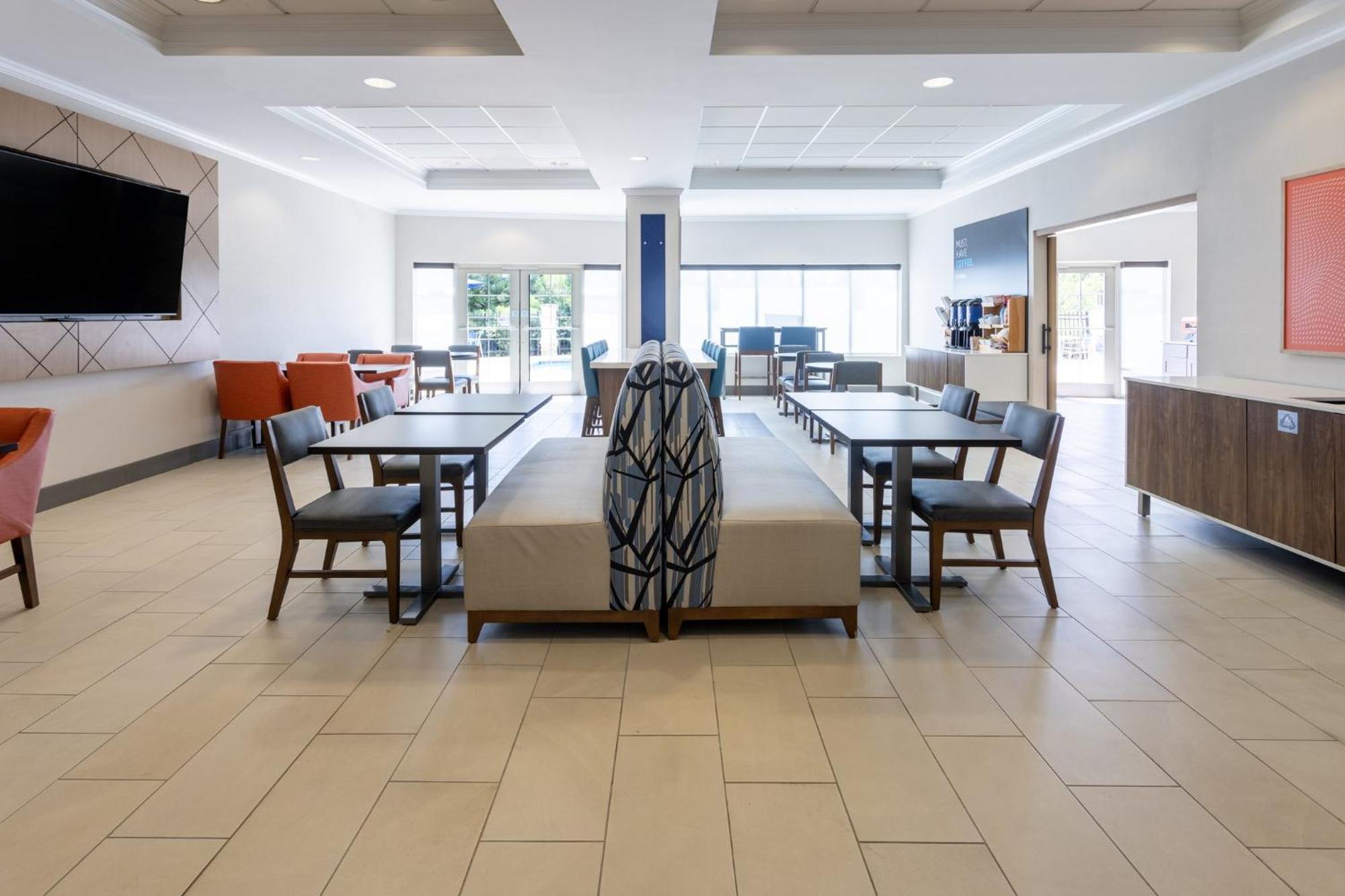 Holiday Inn Express & Suites Columbus At Northlake By Ihg Exterior foto