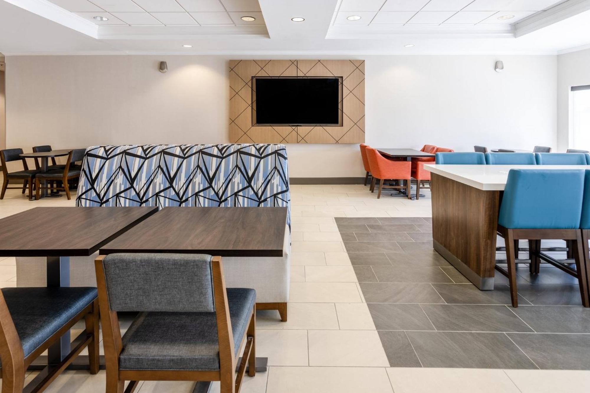 Holiday Inn Express & Suites Columbus At Northlake By Ihg Exterior foto